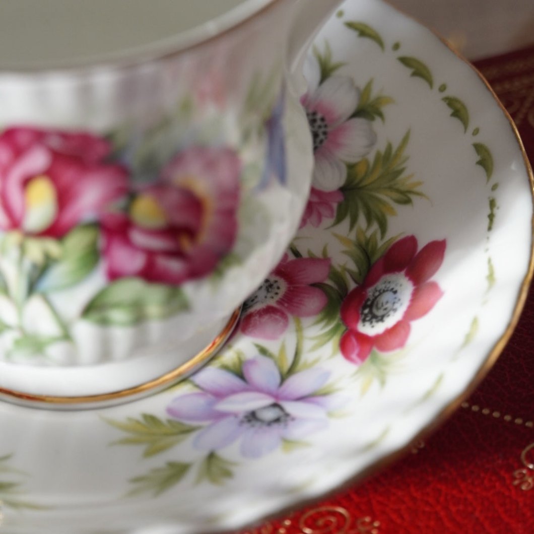 Tasse en porcelaine anglaise du mois d'Avril Queen's Rosina China Co. Ltd