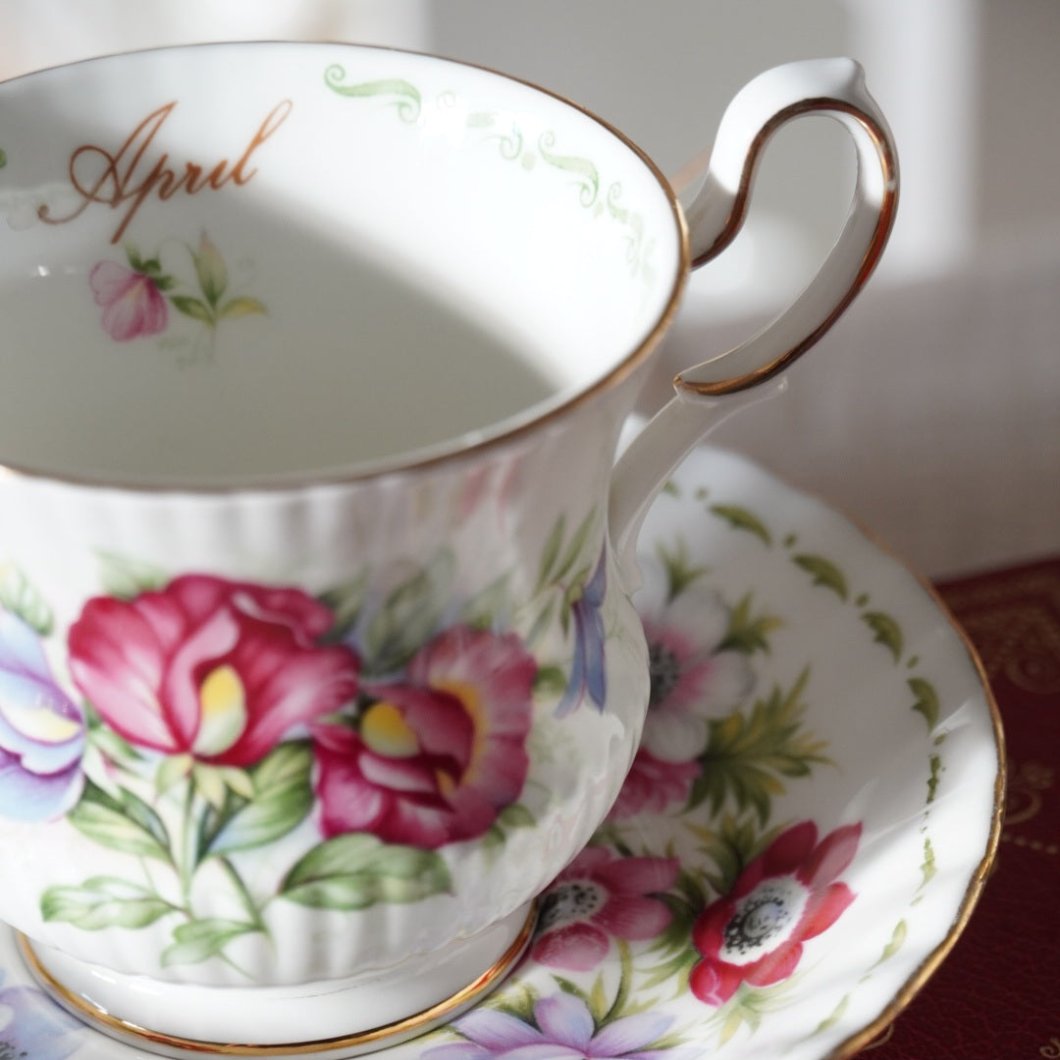 Tasse en porcelaine anglaise du mois d'Avril Queen's Rosina China Co. Ltd