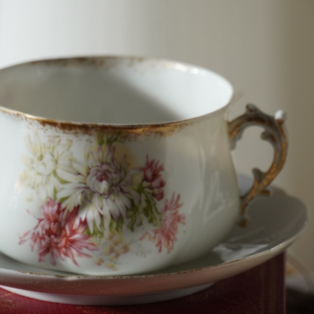 Tasse en porcelaine fine dorée et fleurie (40cl)