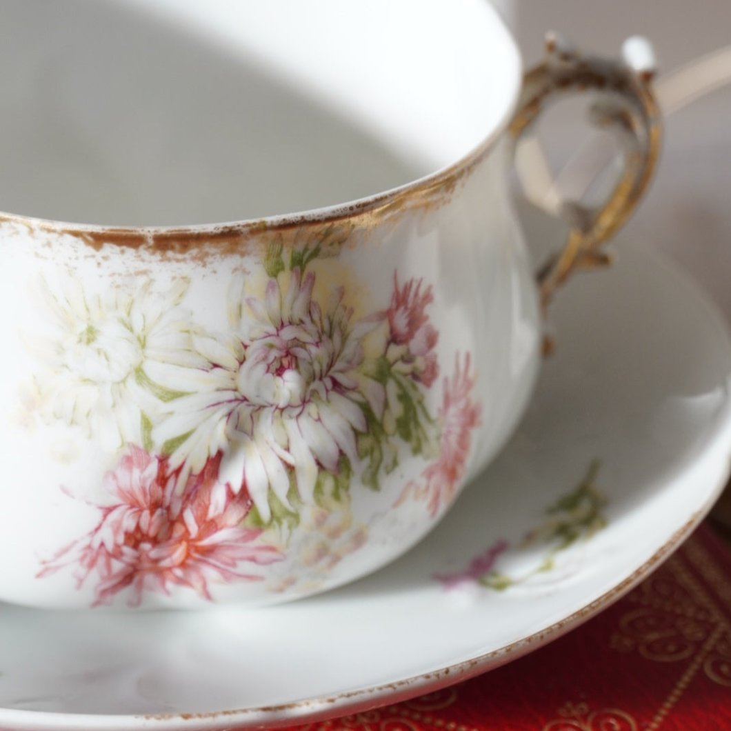 Tasse en porcelaine fine dorée et fleurie (40cl)