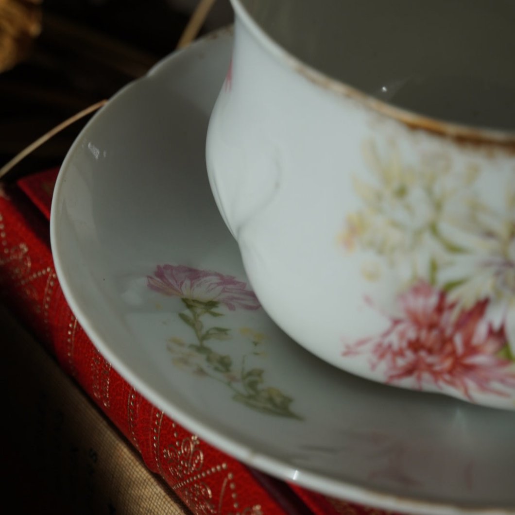 Tasse en porcelaine fine dorée et fleurie (40cl)