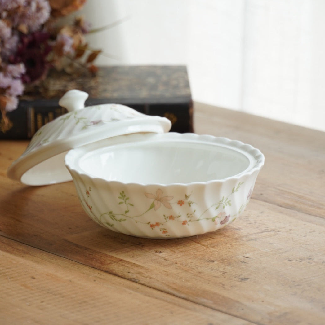 Sucrier "Margery" en porcelaine anglaise torsadée et fleurie Wedgwood modèle Campion