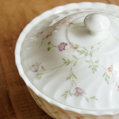 Sucrier "Margery" en porcelaine anglaise torsadée et fleurie Wedgwood modèle Campion