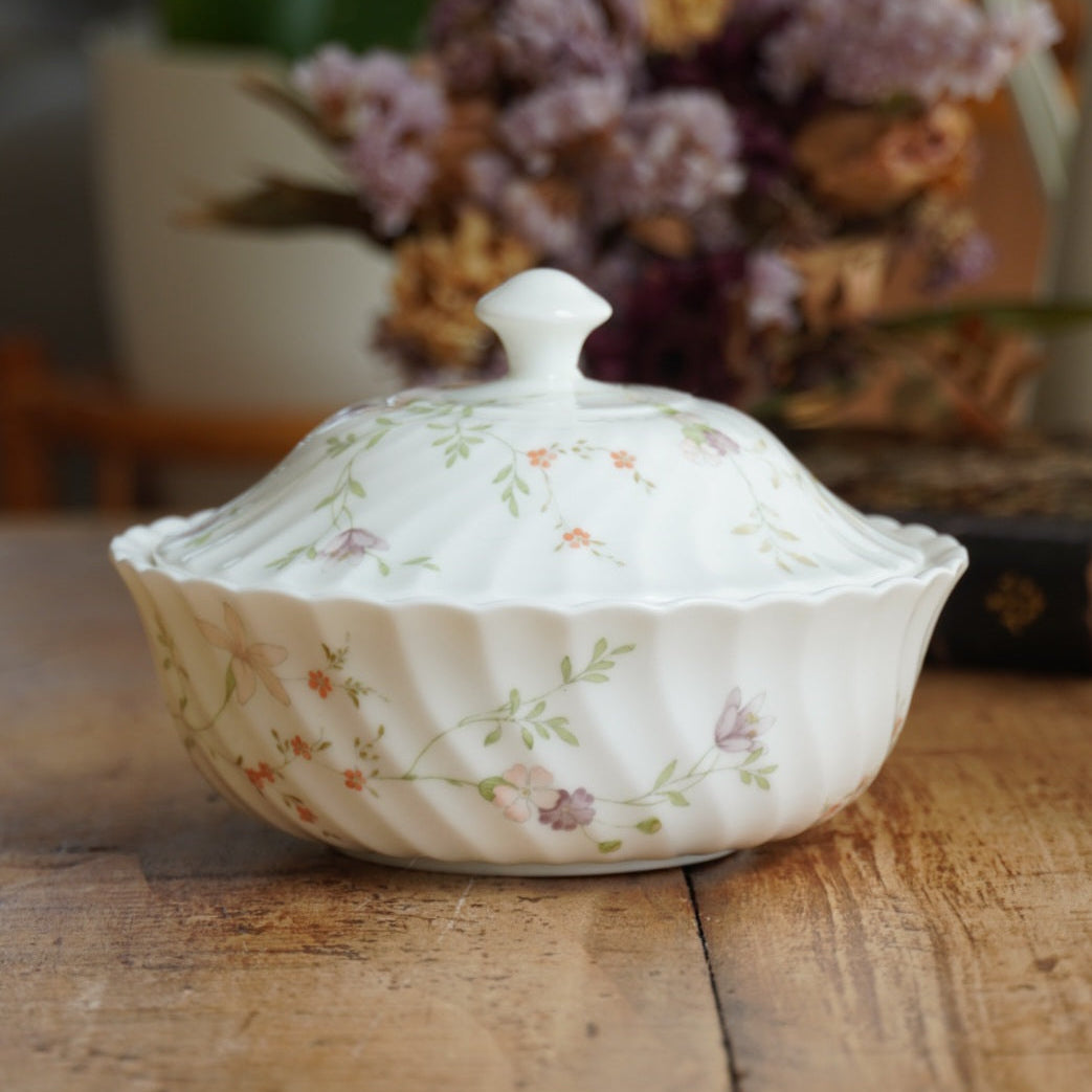 Sucrier "Margery" en porcelaine anglaise torsadée et fleurie Wedgwood modèle Campion