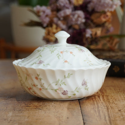 Sucrier "Margery" en porcelaine anglaise torsadée et fleurie Wedgwood modèle Campion