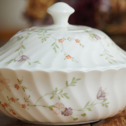 Sucrier "Margery" en porcelaine anglaise torsadée et fleurie Wedgwood modèle Campion