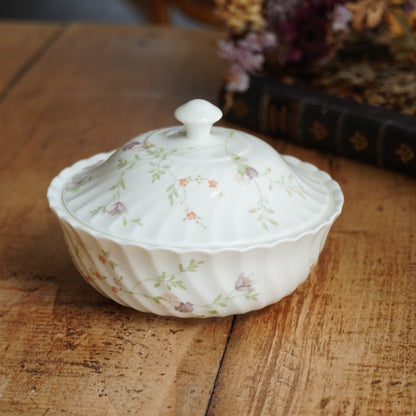 Sucrier "Margery" en porcelaine anglaise torsadée et fleurie Wedgwood modèle Campion