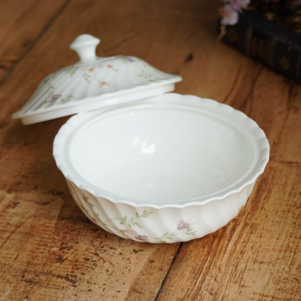 Sucrier "Margery" en porcelaine anglaise torsadée et fleurie Wedgwood modèle Campion