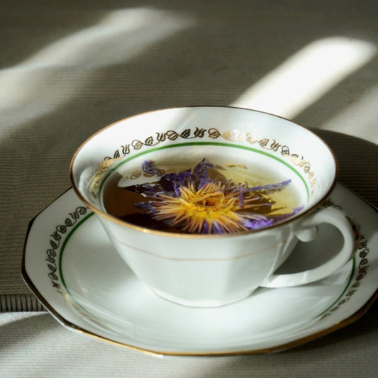 Tasse en porcelaine de Limoges dorée et lignée