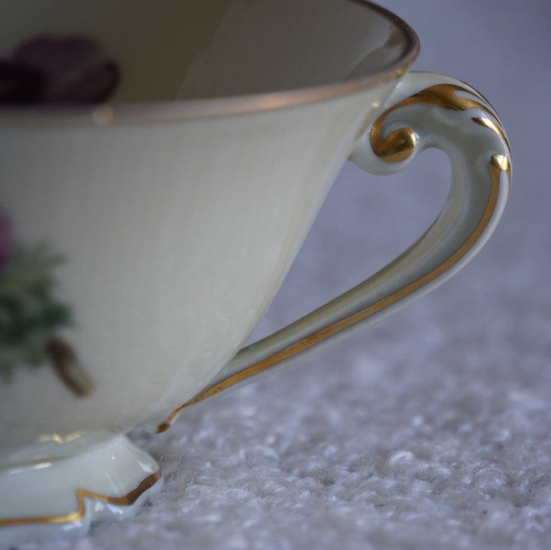 Tasse "Suzanne" en porcelaine de Limoges Ancienne Manufacture Royale