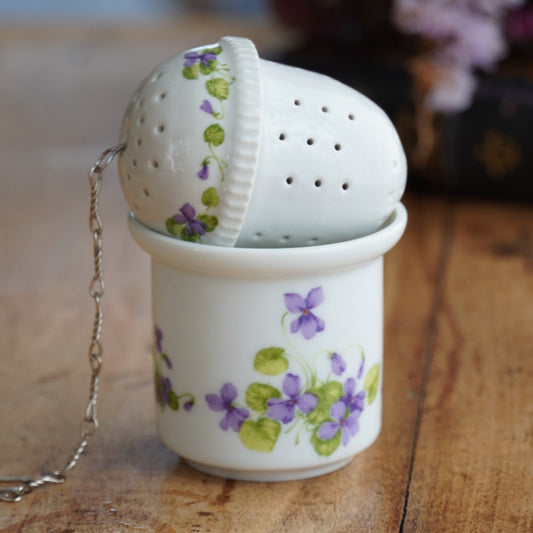 Boule à thé "Ianthe" et support en porcelaine allemande fleurie Kaiser