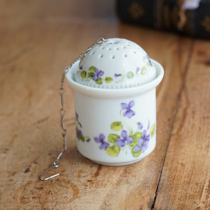 Boule à thé "Ianthe" et support en porcelaine allemande fleurie Kaiser