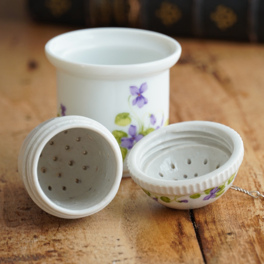 Boule à thé "Ianthe" et support en porcelaine allemande fleurie Kaiser