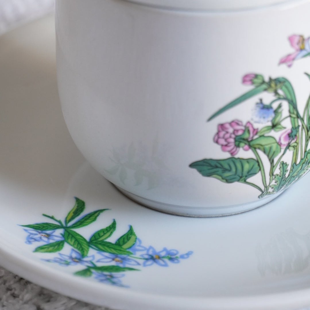 Tisanière "Violette" en porcelaine fleurie et son infusette