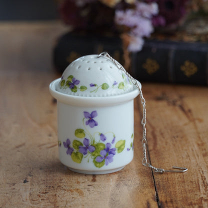 Boule à thé "Ianthe" et support en porcelaine allemande fleurie Kaiser