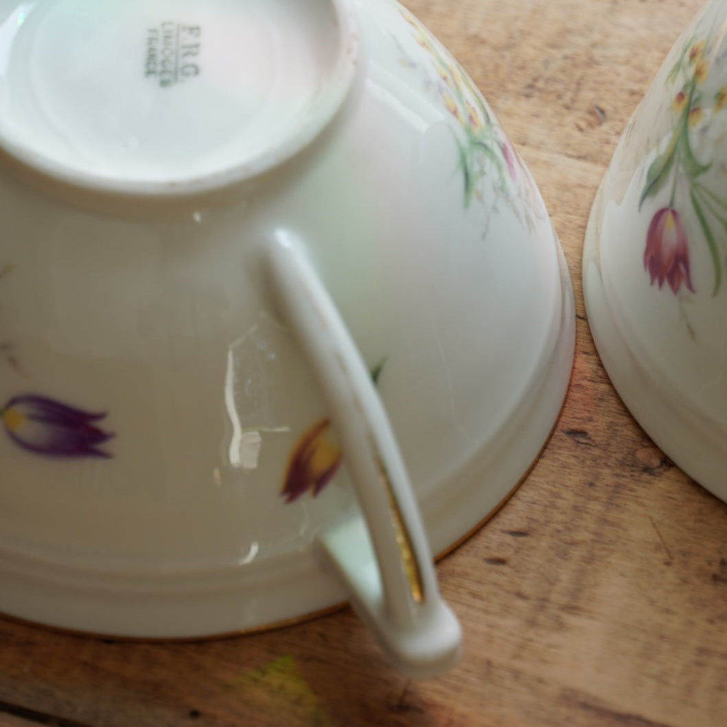 Tête-à-tête de tasses "Francine" en porcelaine fleurie et dorée de Limoges F.R.G