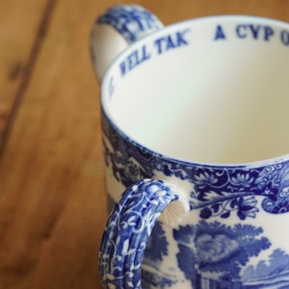 Mug "Aretha" à 3 anses en porcelaine anglaise aux paysages de campagne bleutés style Italien signé Spode Copeland (rare)