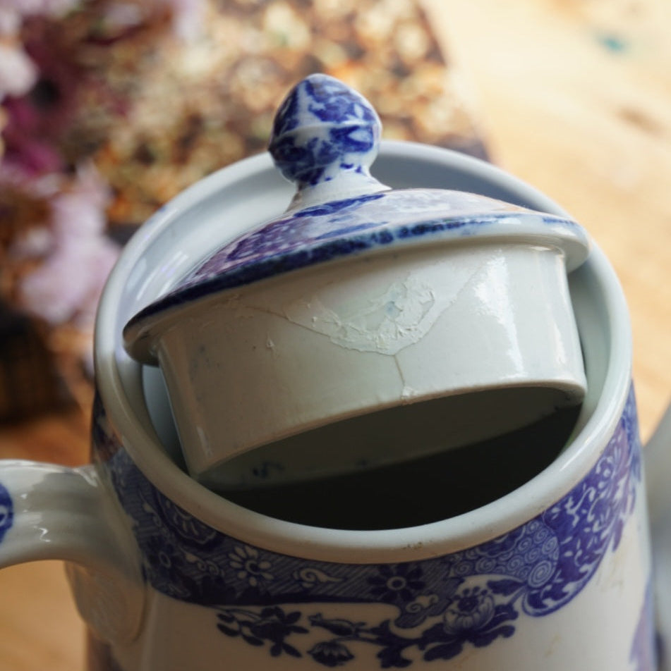 Théière "Aretha" en porcelaine anglaise aux paysages de campagne bleutés style Italien signé Spode Copeland (rare)