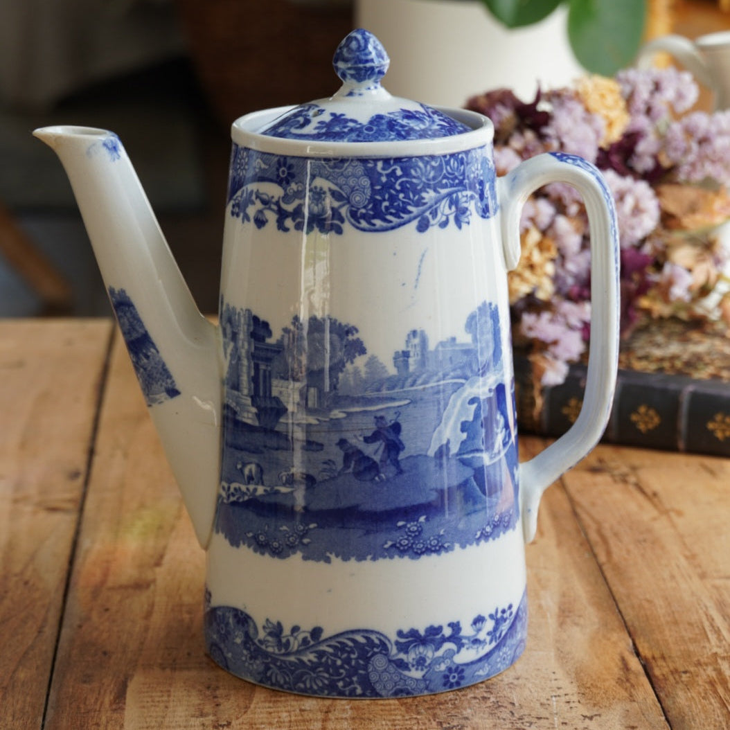 Théière "Aretha" en porcelaine anglaise aux paysages de campagne bleutés style Italien signé Spode Copeland (rare)