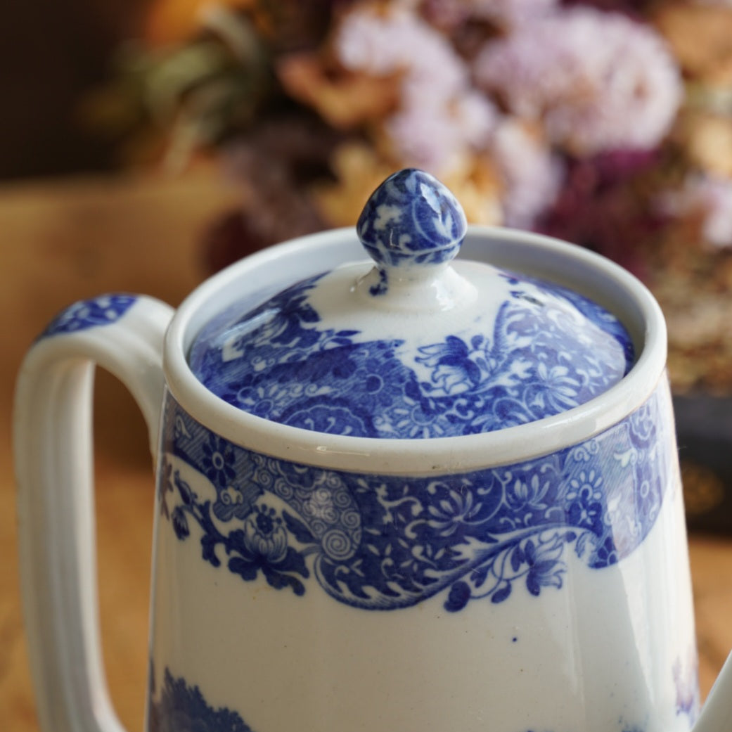 Théière "Aretha" en porcelaine anglaise aux paysages de campagne bleutés style Italien signé Spode Copeland (rare)