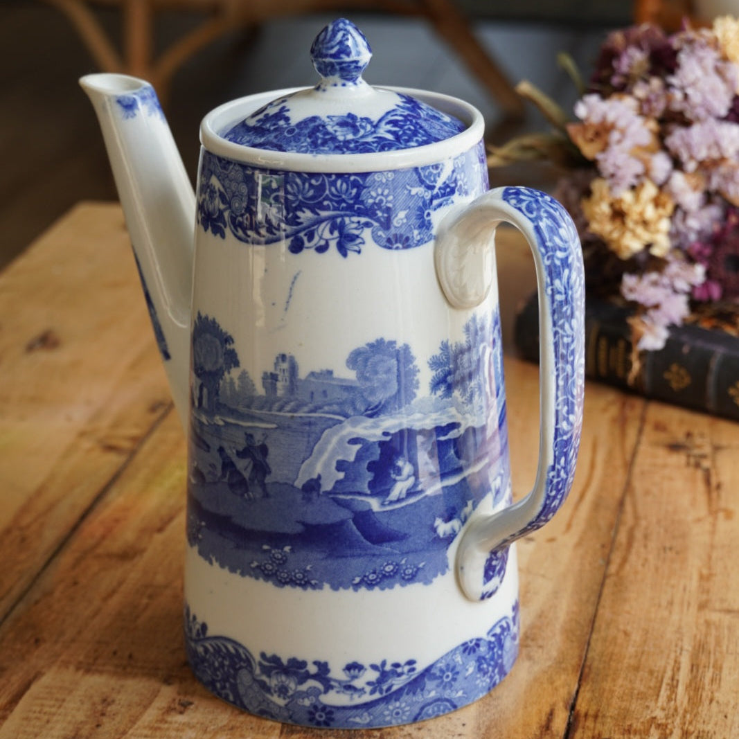 Théière "Aretha" en porcelaine anglaise aux paysages de campagne bleutés style Italien signé Spode Copeland (rare)