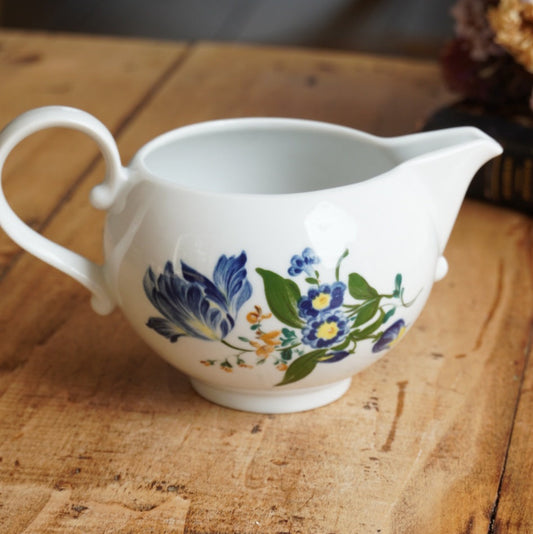 Pot à lait "Guiette" en porcelaine fleurie
