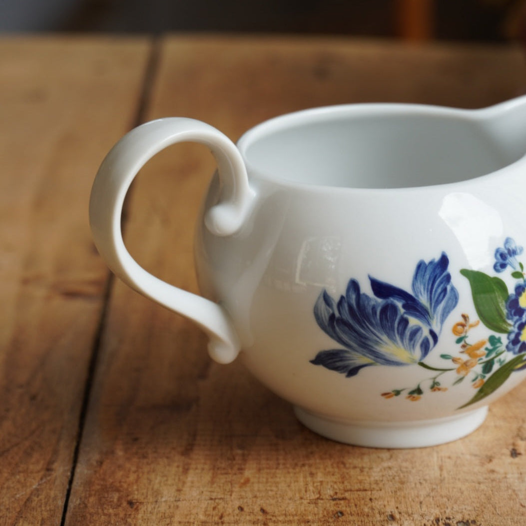 Pot à lait "Guiette" en porcelaine fleurie