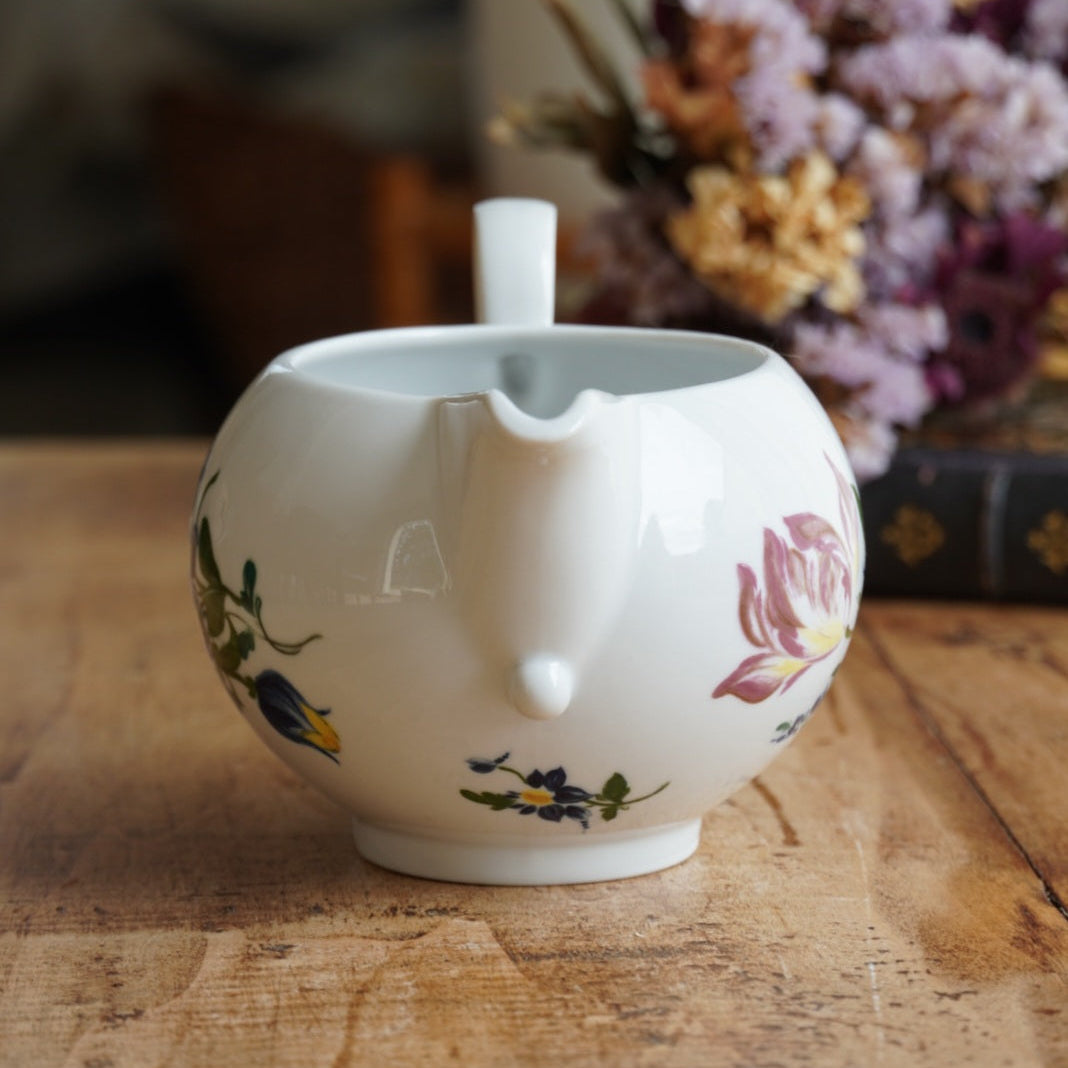 Pot à lait "Guiette" en porcelaine fleurie