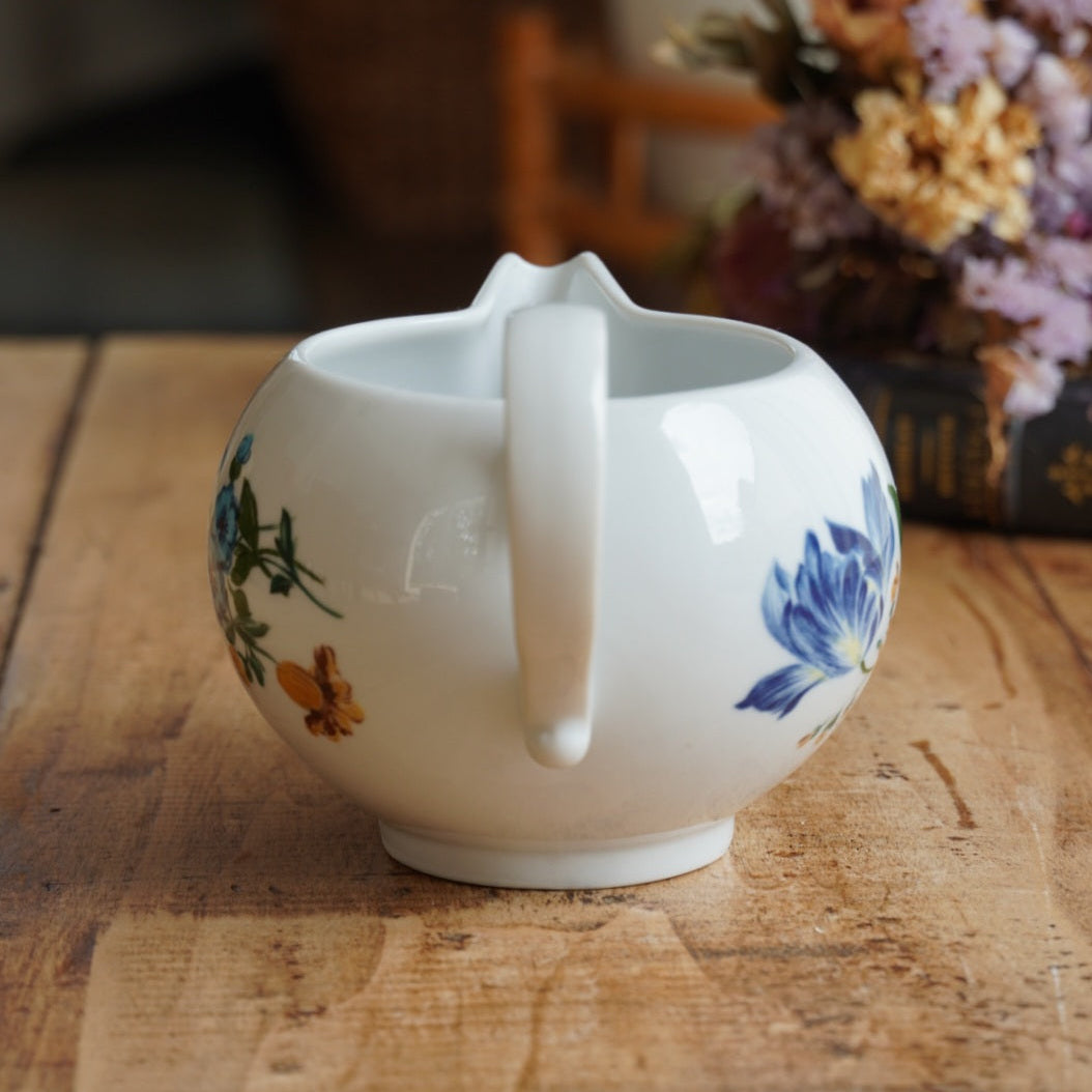 Pot à lait "Guiette" en porcelaine fleurie