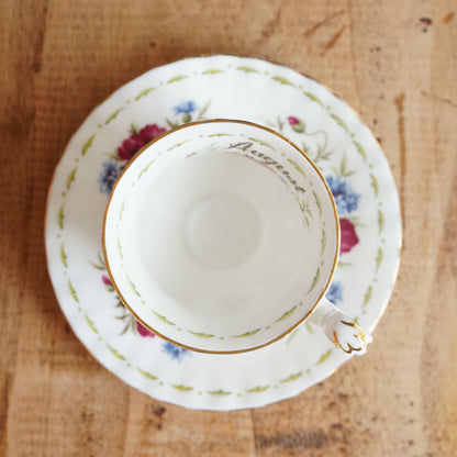 Petite tasse "August" en porcelaine anglaise fleurie et dorée du mois d'Août Royal Albert
