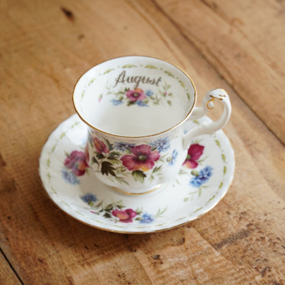 Petite tasse "August" en porcelaine anglaise fleurie et dorée du mois d'Août Royal Albert