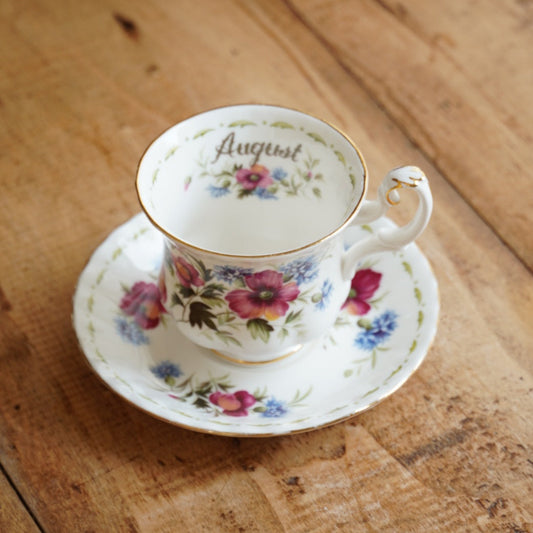 Petite tasse "August" en porcelaine anglaise fleurie et dorée du mois d'Août Royal Albert