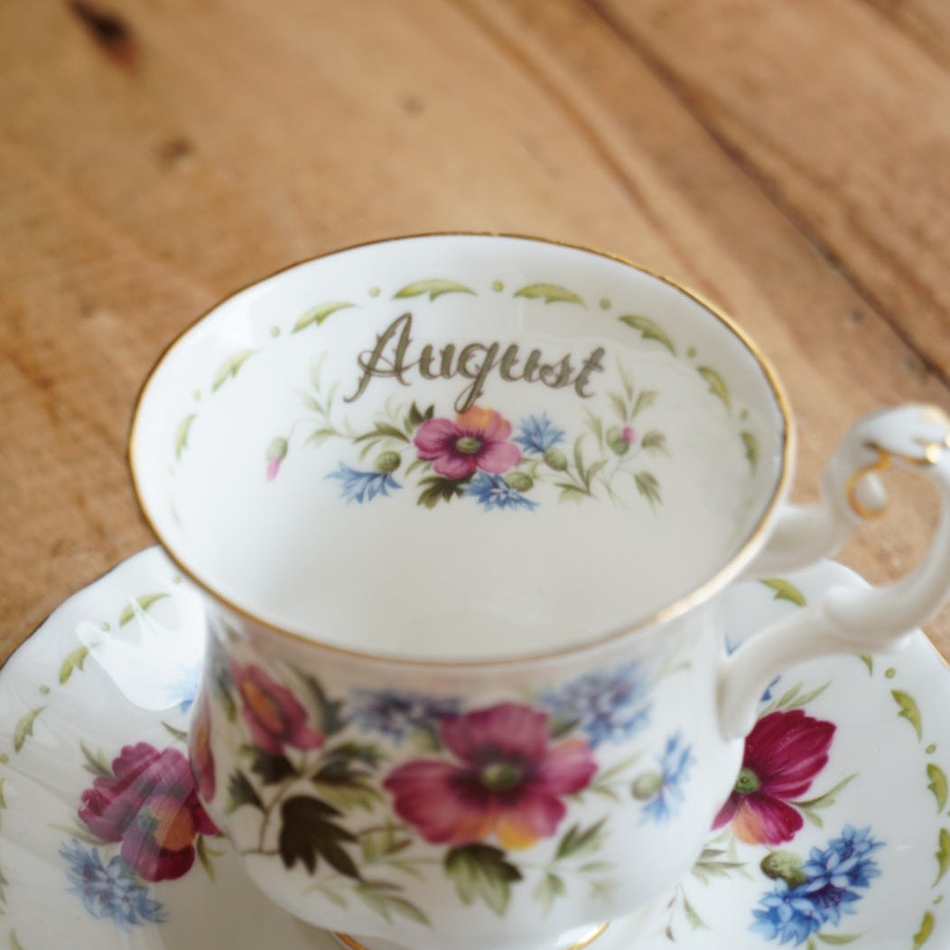 Petite tasse "August" en porcelaine anglaise fleurie et dorée du mois d'Août Royal Albert