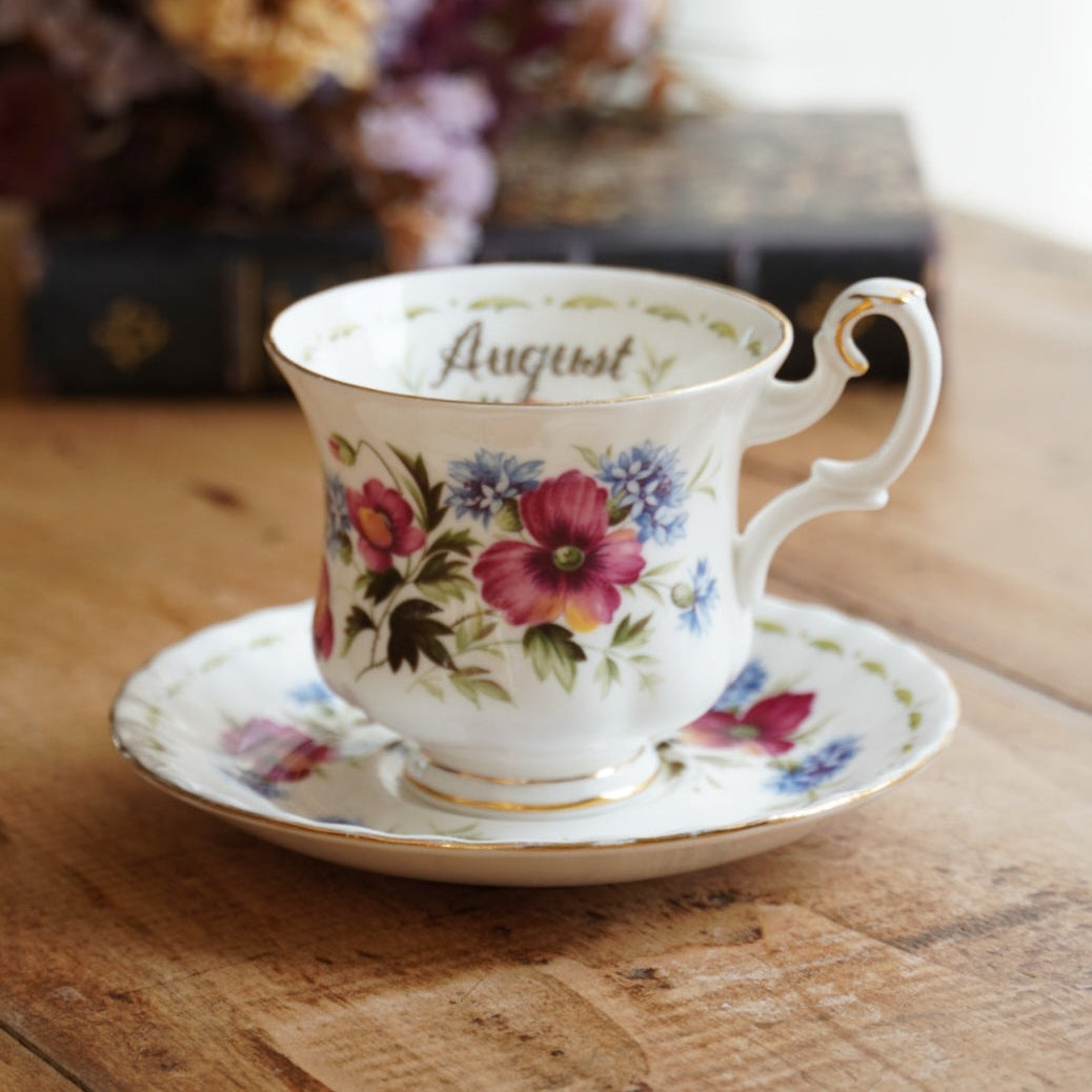 Petite tasse "August" en porcelaine anglaise fleurie et dorée du mois d'Août Royal Albert