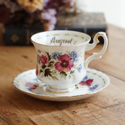 Petite tasse "August" en porcelaine anglaise fleurie et dorée du mois d'Août Royal Albert