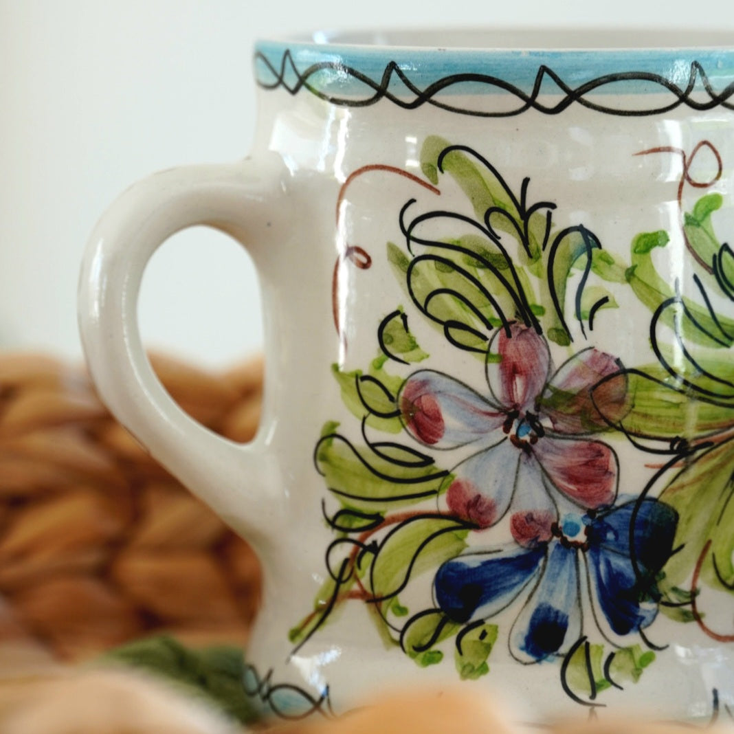 Tasse ”Estela” en porcelaine portugaise fleurie peinte à la main