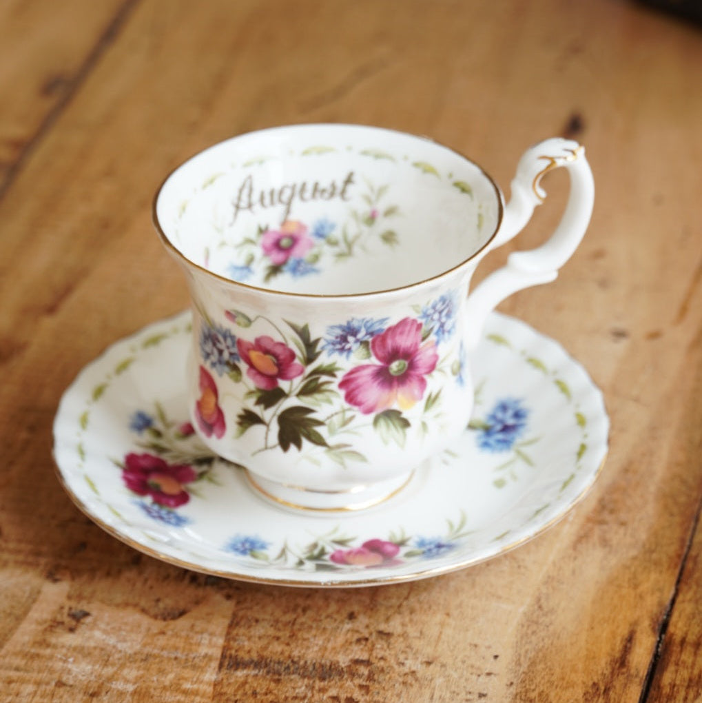 Petite tasse "August" en porcelaine anglaise fleurie et dorée du mois d'Août Royal Albert
