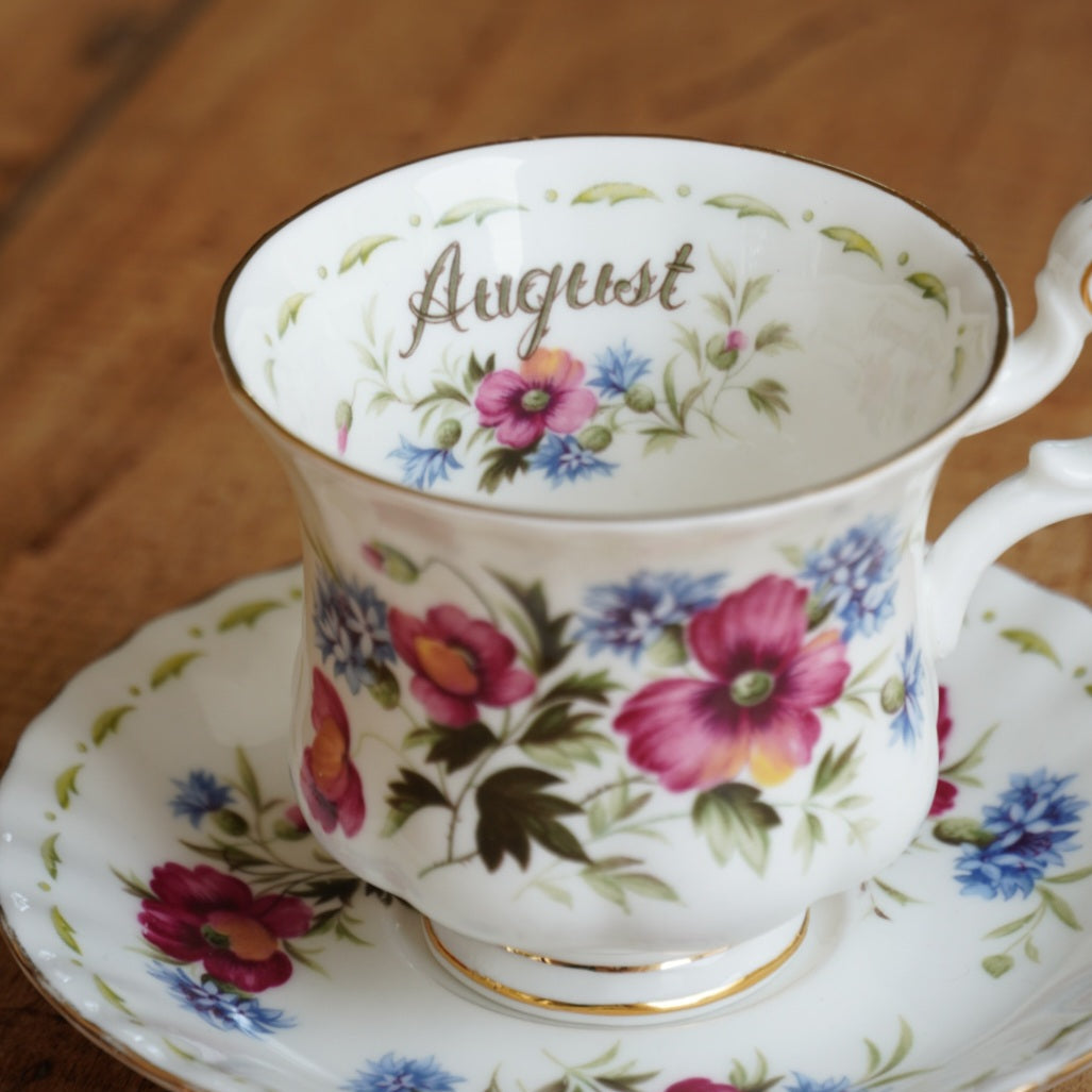 Petite tasse "August" en porcelaine anglaise fleurie et dorée du mois d'Août Royal Albert