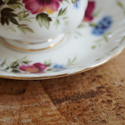 Petite tasse "August" en porcelaine anglaise fleurie et dorée du mois d'Août Royal Albert