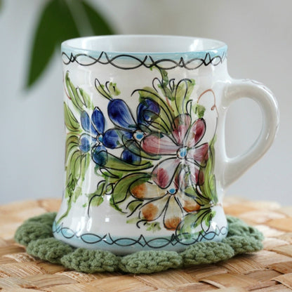 Tasse ”Estela” en porcelaine portugaise fleurie peinte à la main