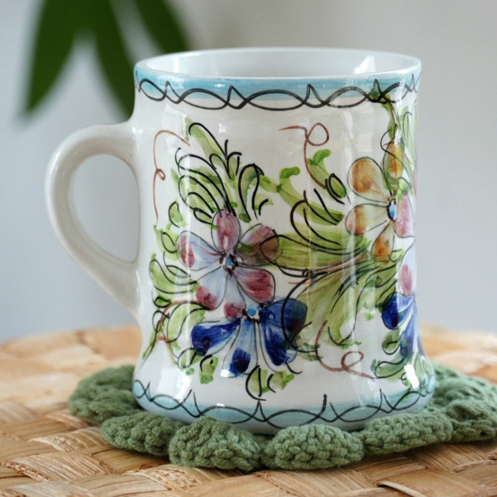 Tasse ”Estela” en porcelaine portugaise fleurie peinte à la main