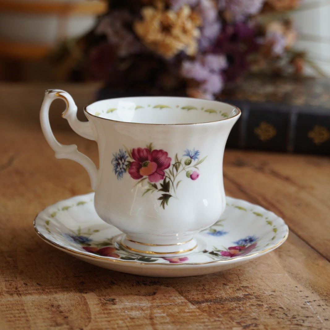 Petite tasse "August" en porcelaine anglaise fleurie et dorée du mois d'Août Royal Albert