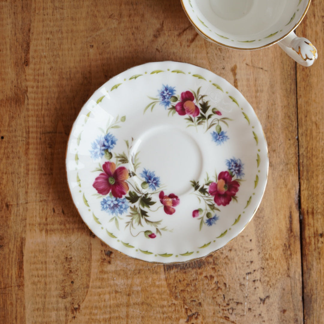 Petite tasse "August" en porcelaine anglaise fleurie et dorée du mois d'Août Royal Albert