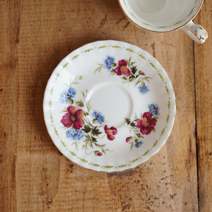Petite tasse "August" en porcelaine anglaise fleurie et dorée du mois d'Août Royal Albert
