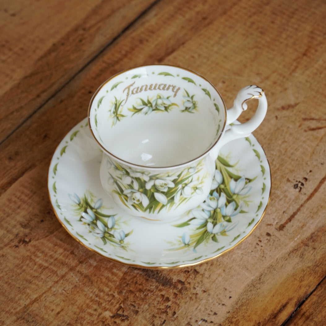 Petite tasse "January" en porcelaine anglaise fleurie et dorée du mois de Janvier Royal Albert