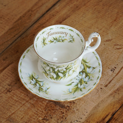 Petite tasse "January" en porcelaine anglaise fleurie et dorée du mois de Janvier Royal Albert