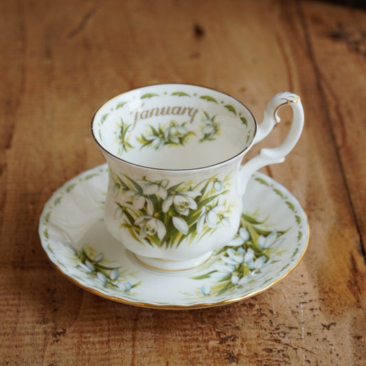 Petite tasse "January" en porcelaine anglaise fleurie et dorée du mois de Janvier Royal Albert