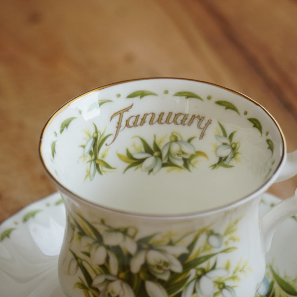 Petite tasse "January" en porcelaine anglaise fleurie et dorée du mois de Janvier Royal Albert
