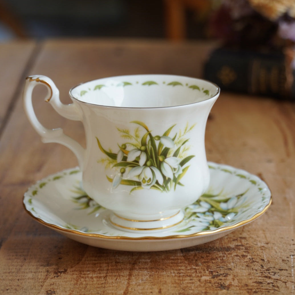 Petite tasse "January" en porcelaine anglaise fleurie et dorée du mois de Janvier Royal Albert