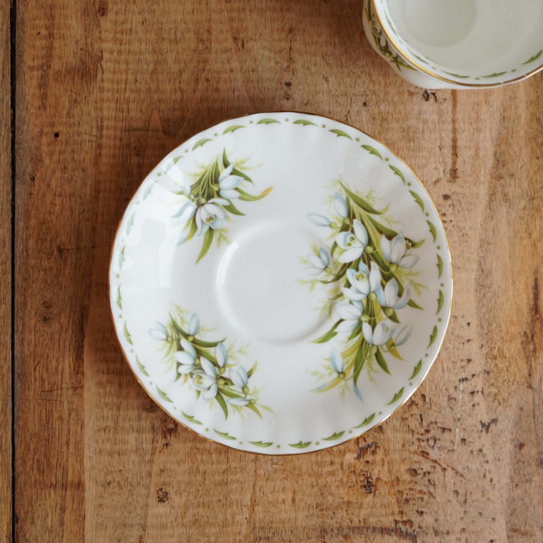 Petite tasse "January" en porcelaine anglaise fleurie et dorée du mois de Janvier Royal Albert
